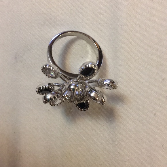 Black and silver ring. - Picture 4 of 4